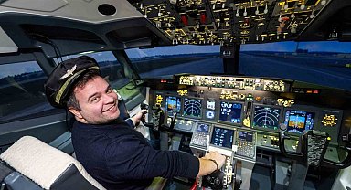 Havacılık tutkunundan evine 130 bin sterlinlik gerçeği aratmayan Boeing 737 simülatörü
