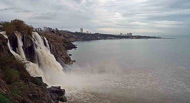 Hayatı felç eden yağış sonrası dünyaca ünlü şelale çamur çağladı