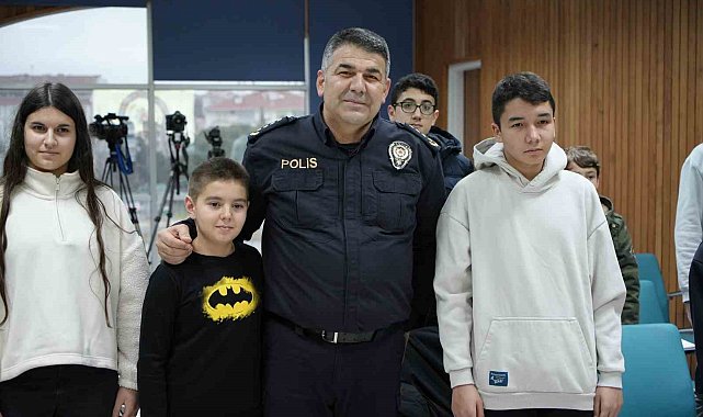Hem polislik hem de öğretmenlik yapıyorlar