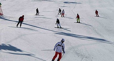 Hesarek Kayak Merkezi'ni 3 hafta içinde 25 bin kişi ziyaret etti