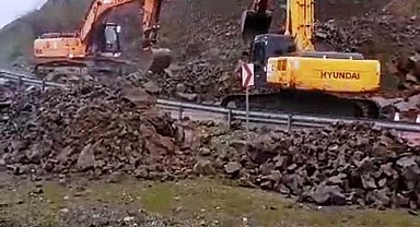 Heyelan gelen bölgede yol genişletme çalışmaları devam ediyor