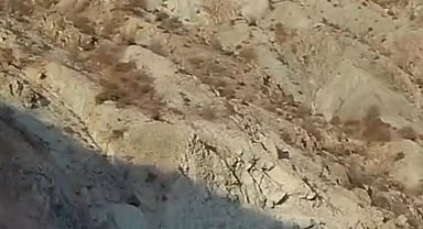 Heyelana aldırış etmeden yürüdü, kaya parçalarından son anda kurtuldu