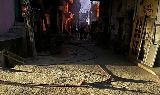 Hindistan'da boya üretim atölyesinde yangın: 11 ölü