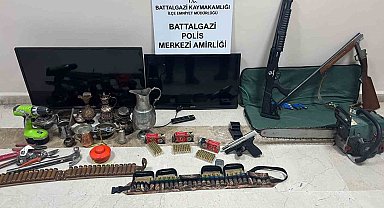 Hırsız saklandığı elbise dolabında yakayı ele verdi