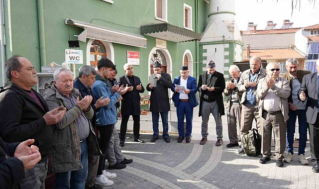 Hisarcık'ta 36 kişilik umre kafilesi dualarla uğurlandı