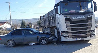 Hisarcık'ta tır ile otomobil çarpıştı: 4 yaralı