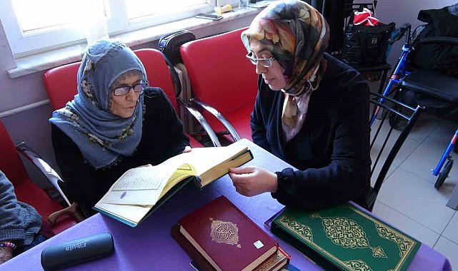 Huzurevindeki yaşlılar Kur'an-ı Kerim öğreniyor