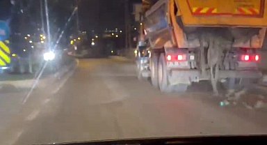 İBB'ye ait hafriyat kamyonun kapağı açık kalınca caddeye düşen taş parçalar tehlike saçtı: O anlar kamerada