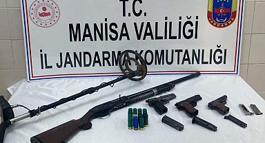 İki evde yapılan aramada ruhsatsız silah ve tüfekler ele geçirildi