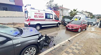 İki otomobil kafa kafaya çarpıştı: 1'i çocuk 4 yaralı