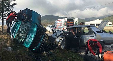 İki otomobil kafa kafaya çarpıştı, ortalık can pazarına döndü