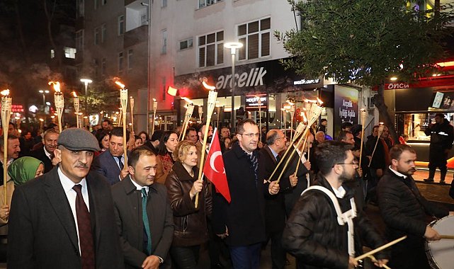 İlçelerinin kurtuluşunu fener alayı ile kutladılar