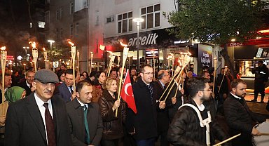 İlçelerinin kurtuluşunu fener alayı ile kutladılar
