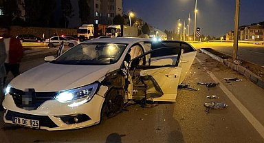 İnegöl'de iki otomobil çarpıştı: 4 kişi yaralandı