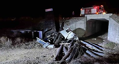 İnşaat demiri yüklü tır 3 metrelik menfezden aşağı düştü