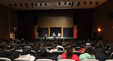 İpekyolu'nda "Nefes Mehmet Akif" tiyatro oyununa yoğun ilgi