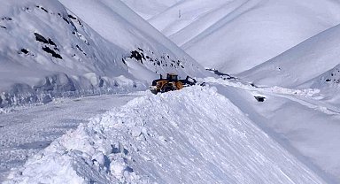İran sırında bulunan Onbaşılar köyünün yolu kardan temizlendi