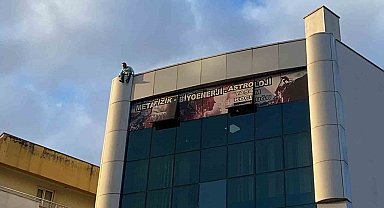 İş merkezinin çatısına çıktı, yürekler ağza geldi
