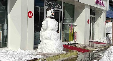 İş yerinin önünde dev kardan adam yaptı
