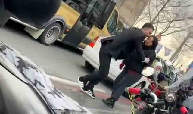 İstanbul'a trafikte "sinyal vermedin" kavgası kamerada: "Senin kemiklerini kırar eline veririm"