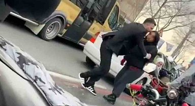 İstanbul'a trafikte "sinyal vermedin" kavgası kamerada: "Senin kemiklerini kırar eline veririm"