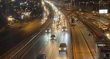 İstanbul'da okulların yeniden açılmasıyla sabah trafik yoğunluğu oluştu