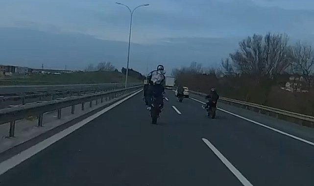 İstanbul'da plakasız motosiklet sürücülerinin trafiği tehlikeye düşürdüğü anlar kamerada