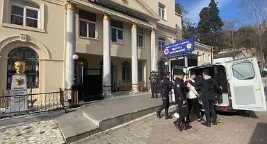 İstanbul'da sahilde oturan gence silahlı saldırı kamerada: "Abi mi oldunuz" deyip kurşun yağdırdı