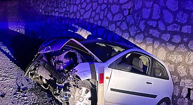 İstinat duvarına çarpan otomobilin sürücüsü yaralandı