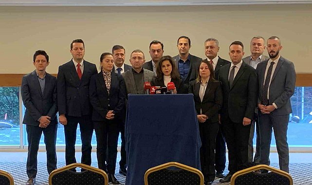 İYİ Parti yönetiminden 16 kişi "Kral Çıplak, Akşener timsah gözyaşı döküyor" diyerek istifa etti