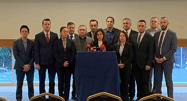 İYİ Parti yönetiminden 16 kişi "Kral Çıplak, Akşener timsah gözyaşı döküyor" diyerek istifa etti