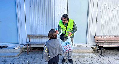 İzmir depremimde oğlunu kaybeden simge isim Elif'in babası, enkaz kentte afetzede vatandaşlara umut oluyor
