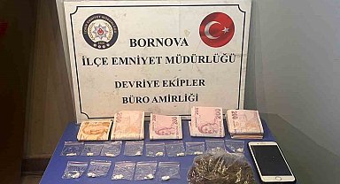 İzmir'de bir aracın teyp bölümünden kokain ve binlerce lira çıktı