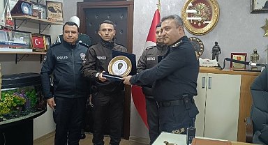 İzmir'de dolanan bayrağı düzelten bekçilere plaket