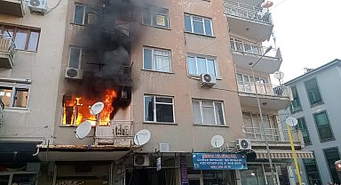 İzmir'de ev yangını: 3 kişi dumandan etkilendi