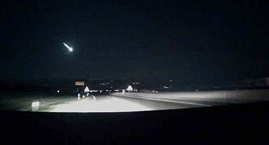 İzmir'de gökyüzünde heyecan uyandıran görüntü: Meteor düştü iddiası