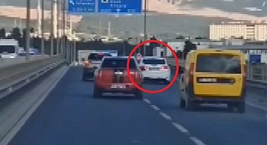 İzmir'de makas atarak trafiği tehlikeye atan sürücü yakalandı