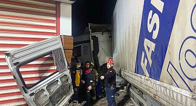 İzmir'deki feci kazada ölü sayısı 3'e yükseldi, 11 kişi yaralandı