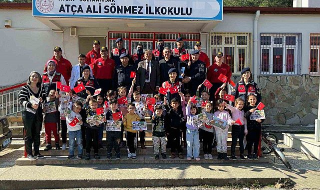 Jandarma ekipleri öğrencileri depreme karşı bilgilendirdi