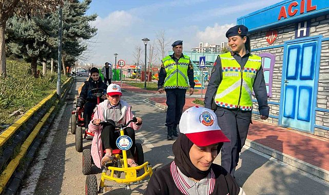 Jandarma'dan öğrencilere temel trafik eğitimi
