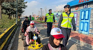 Jandarma'dan öğrencilere temel trafik eğitimi