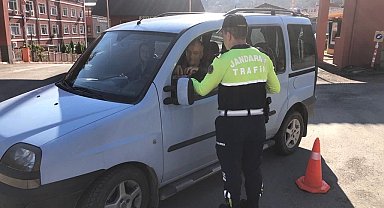 Jandarmadan sürücülere gül suyu ve şeker ikramı