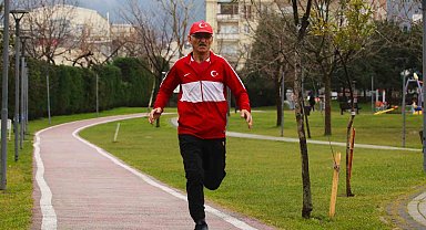 Japonya'da maraton koşmak için inşaatlarda çalışıyor