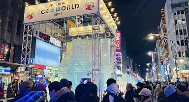 Japonya'daki kar festivali görsel şölen oluşturdu