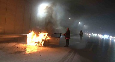 Kadıköy'de otomobil alevlere teslim oldu