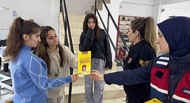 Kadın jandarmalardan sahada bilinçlendirme faaliyeti