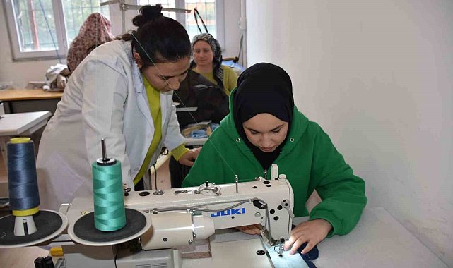 Kadınlar DOSTEM'in istihdam garantili kurslarıyla iş sahibi oluyor