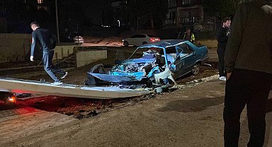 Kafa kafaya çarpışan iki otomobil hurdaya döndü: 3 yaralı