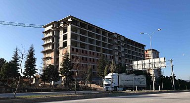 Kafasına kalas düşen işçi hayatını kaybetti