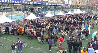 Kağıthane'de camiye giden çocuklara bin bisiklet hediye edildi